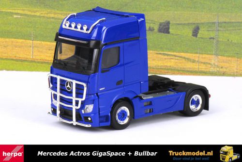 Herpa 311533-003 Mercedes Actros met bullbar en daklampenrek Blauw